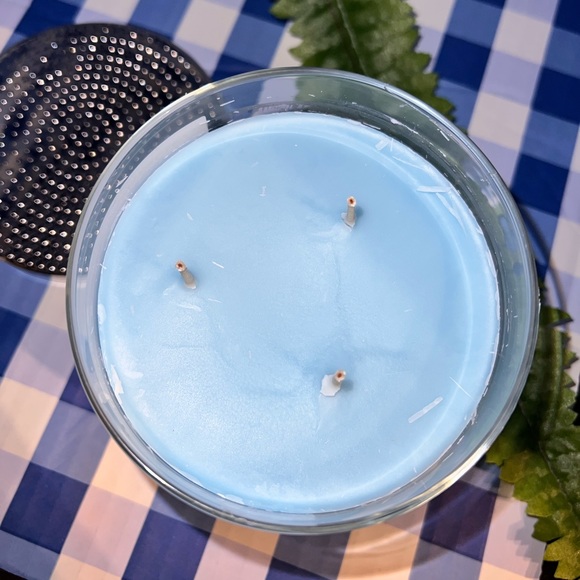 🕯️2/$35🕯️ BATH & BODY WORKS 3-wick candle - Ocean Driftwood & white gardenia - Picture 3 of 3